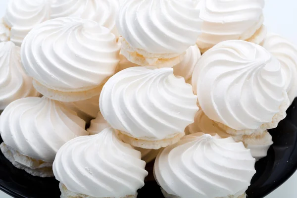 Французское ванильное безе печенье на белом фоне — стоковое фото