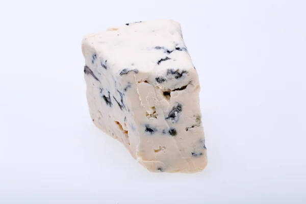 Stuk van blauwe kaas op witte achtergrond — Stockfoto