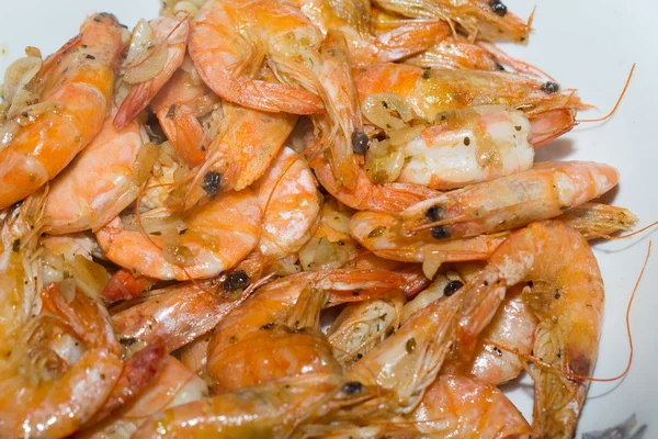 Camarones frescos con ajo frito en aceite de oliva —  Fotos de Stock