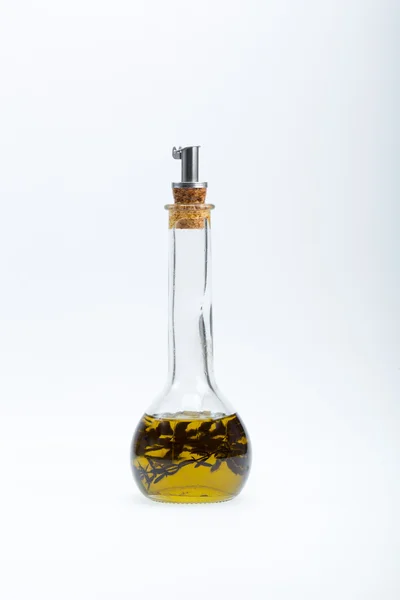 百里香注入橄榄油在白色背景 — 图库照片