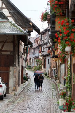 eguisheim yarı ahşap Ortaçağ evleri ile sokak