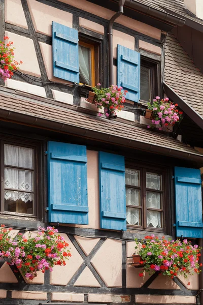 Окно дома в Эгисхайме, Эльзас, Франция — стоковое фото