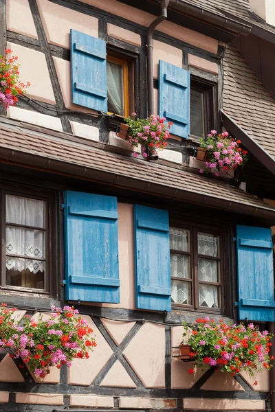 Venster van een huis in eguisheim, Elzas, Frankrijk — Stockfoto