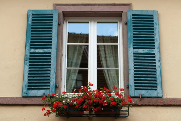 Ventana de una casa en Eguisheim, Alsacia, Francia — Foto de Stock
