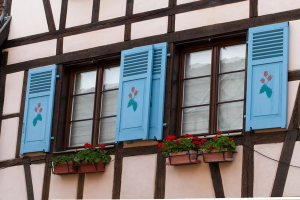 Okna w domu w mieście eguisheim, Alzacji, Francja — Zdjęcie stockowe