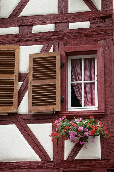 Eguisheim yarı ahşap Ortaçağ evleri ile sokak — Stok fotoğraf