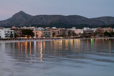 alcudia Majorca akşam zamanında ile plaj