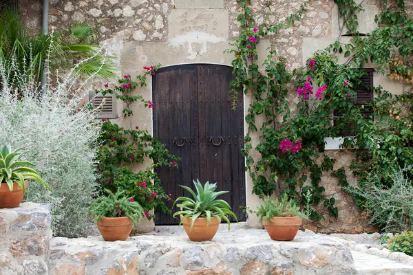 Antigua calle con encanto en el pueblo español Valldemossa, Mallorca —  Fotos de Stock