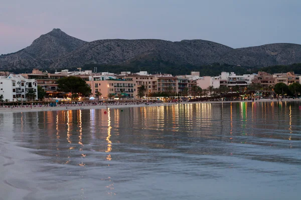 La spiaggia con la serata ad Alcudia a Maiorca — Foto Stock