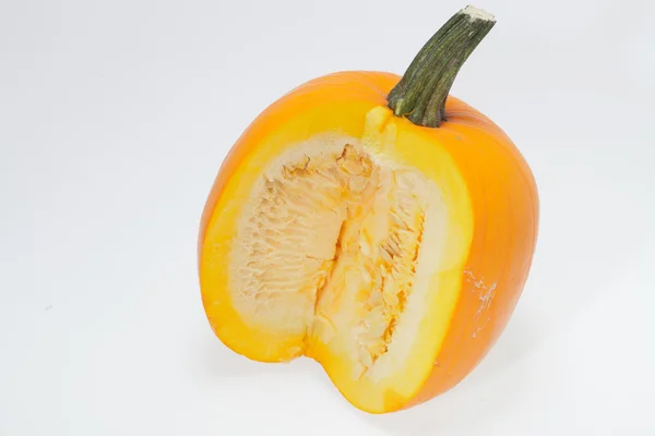 Calabaza naranja fresca aislada sobre fondo blanco —  Fotos de Stock