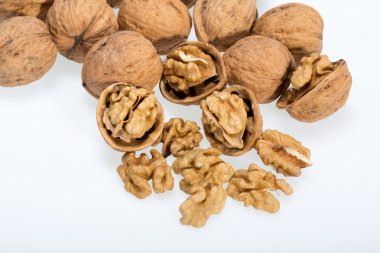 Ceviz ve kırık ceviz beyaz arka planda izole edilmiş.