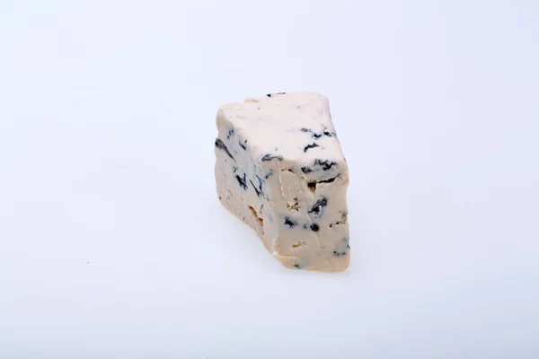Pedazo de queso azul sobre fondo blanco — Foto de Stock