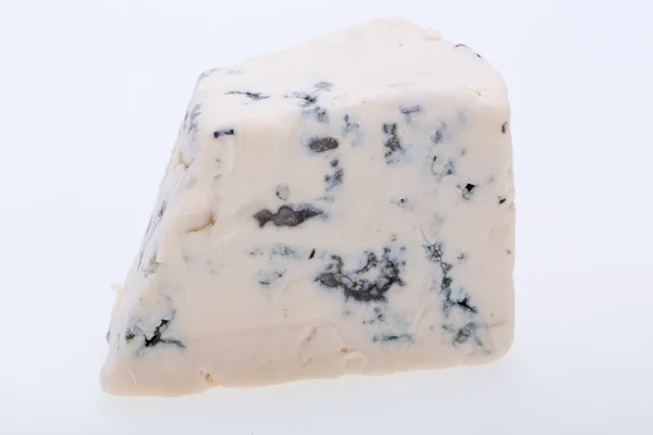 Stück Blauschimmelkäse auf weißem Hintergrund — Stockfoto