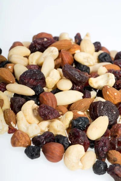 Frutos secos y frutos secos mezclados aislados sobre fondo blanco —  Fotos de Stock