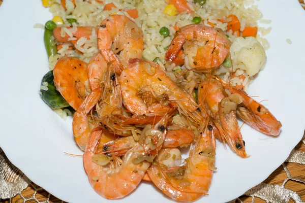 Camarones frescos con ajo frito en aceite de oliva —  Fotos de Stock