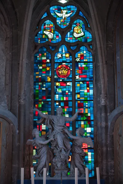 布洛瓦圣本届大教堂的彩色玻璃窗。法国 — 图库照片