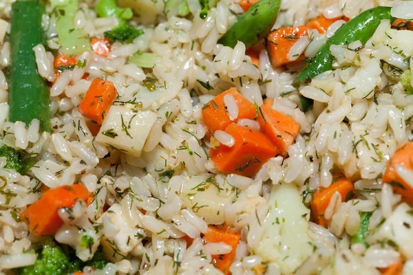 Zdravá strava - hnědá rýže se zeleninou — Stock fotografie