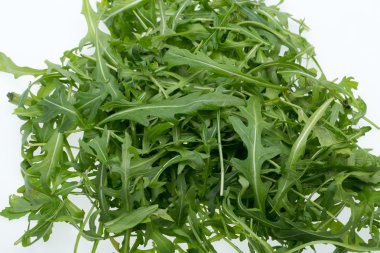 beyaz zemin üzerinde izole ruccola yığını bırakır