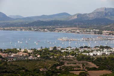 pollenca liman manzarasına. Majorca, İspanya