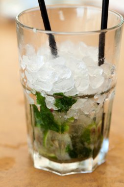 bir tablo üzerinde taze mojito