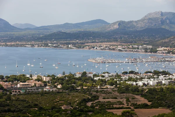 La vista panorámica del puerto de Pollenca. Mallorca, España — Foto de Stock