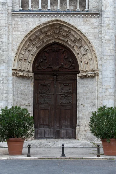 Blois - vchod do kostela st-nicolas. údolí Loiry, Francie — Stock fotografie