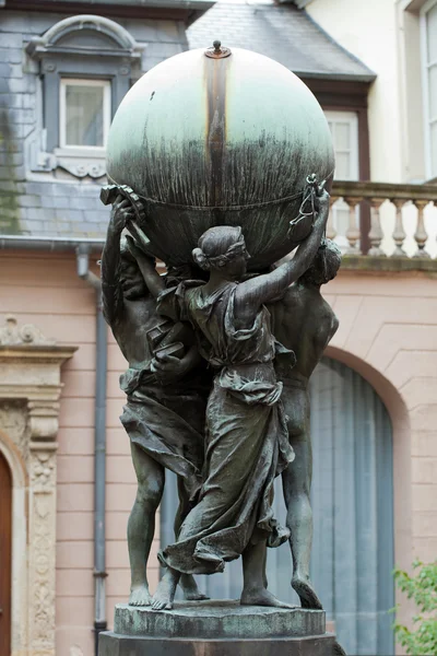 Статуя во дворе музея Бартольди в Кольмаре, Франция — стоковое фото