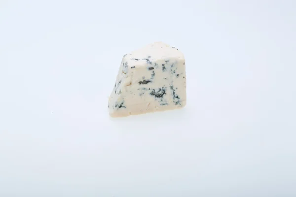 Pedazo de queso azul sobre fondo blanco — Foto de Stock