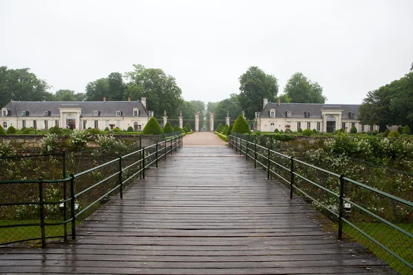 花园和城堡在法国卢瓦尔河谷的 valencay — 图库照片