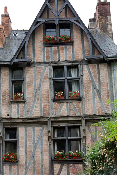 Half-timbered house in Chinon, Vienne Valley, France — Stock Photo, Image