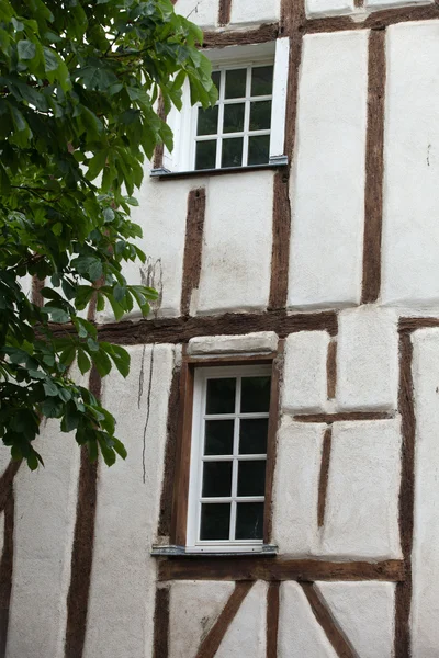 Dom zbudowany z muru pruskiego w chinon, Dolina vienne, Francja — Zdjęcie stockowe