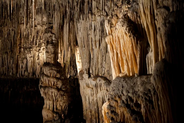 Jeskyně Drachu s mnoha stalagmity a stalaktity. Mallorca, Španělsko — Stock fotografie
