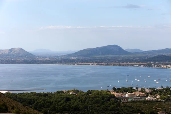 La vista panorámica del puerto de Pollenca. Mallorca, España —  Fotos de Stock