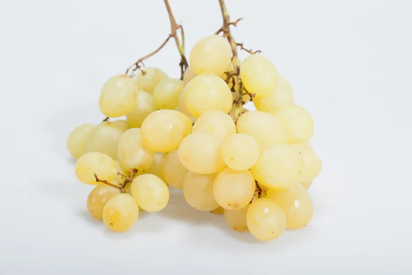Uvas brancas doces e maduras isoladas em branco — Fotografia de Stock