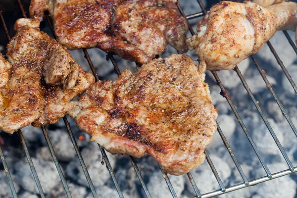 Barbecue with delicious grilled meat on grill — Stock Photo, Image