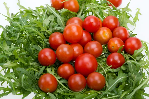 Cumulo di foglie di ruccola e pomodorini — Foto Stock