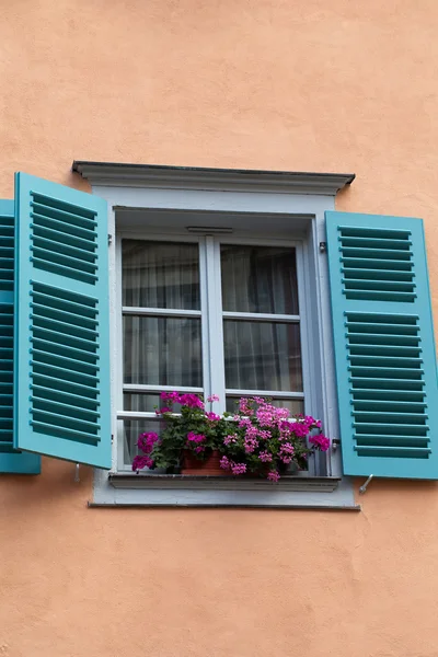 Το παράθυρο με τα παραθυρόφυλλα και γλάστρες — Φωτογραφία Αρχείου