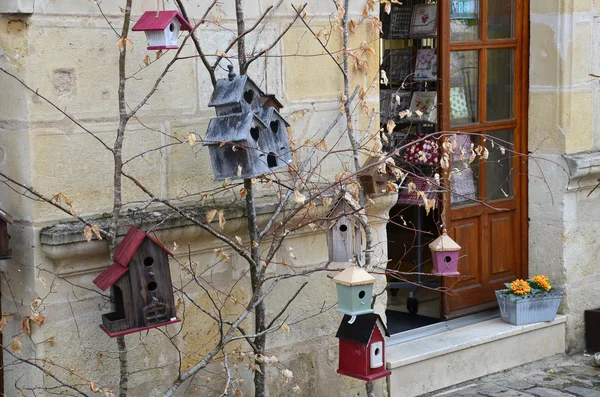 Ručně vyrobený dřevěný dům pro ptáky — Stock fotografie
