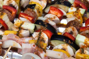 ızgara tavuk ve renkli sebze shashliks
