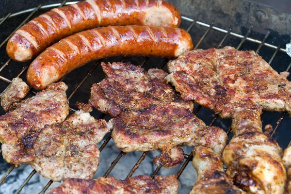 Barbacoa con deliciosa carne a la parrilla —  Fotos de Stock