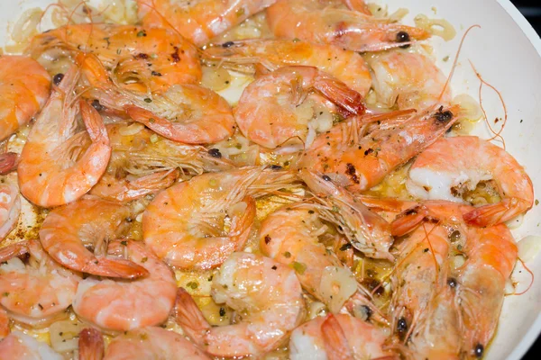 Čerstvé krevety gulf s česnekem smaženým v olivovém oleji — Stock fotografie
