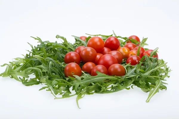 Montón de hojas de ruccola y tomates cherry — Foto de Stock