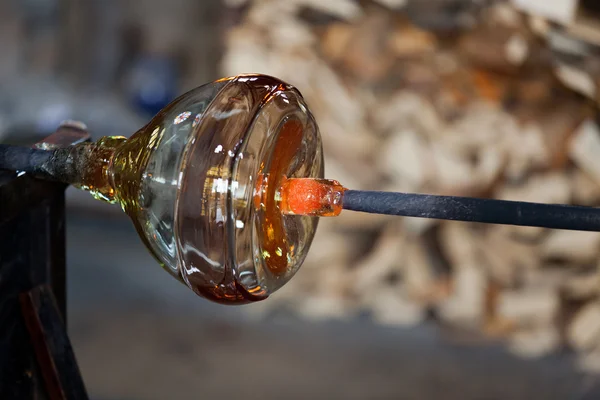 Ventilateur en verre faisant soigneusement son produit — Photo