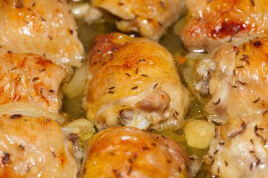 Kızarmış tavuk göğsü ruloları.