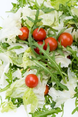 yığın ruccola, marul yaprakları ve domates