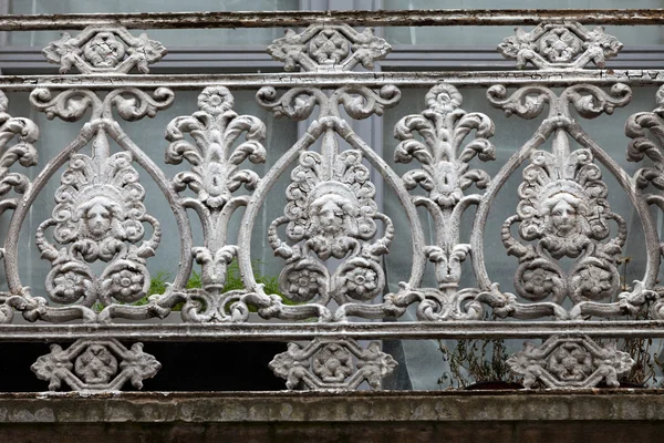 Balaustra in ferro splendidamente ornata del balcone — Foto Stock