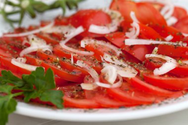 soğan ve otlar ile domates dilimleri
