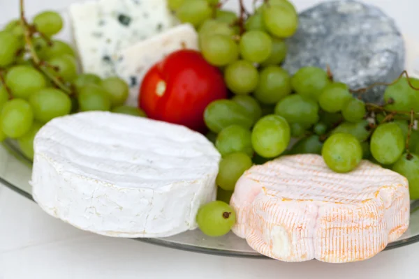 Cheese with white grapes and tomato — Stock Photo, Image