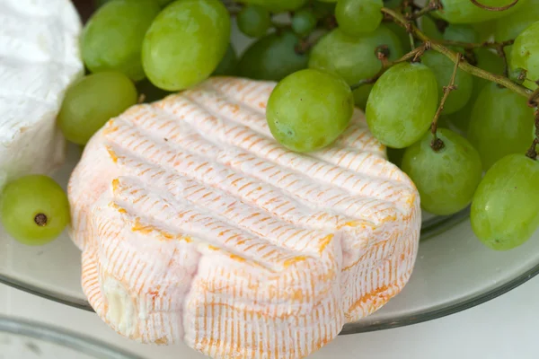 Cheese with white grapes and tomato — Stock Photo, Image