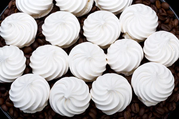 Fransk vanilj maräng cookies och kaffebönor — Stockfoto